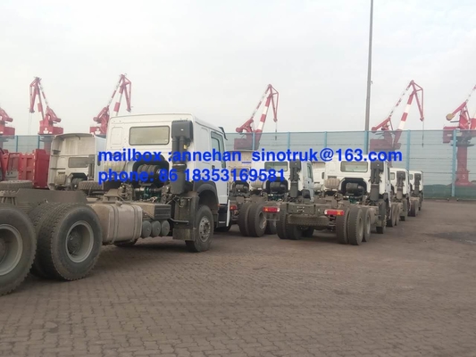Sinotruk 6x4 10 spinge la cabina del camion 371hp HW79 del trattore con 2 traversine e condizionatori d'aria