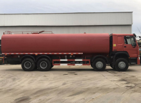 camion di serbatoio di acqua di 30000L Sinotruk Howo7 con il sistema a spruzzo