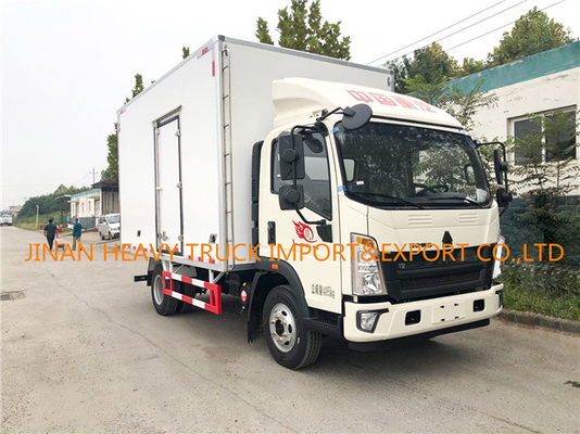 L'annuncio pubblicitario di bassa potenza di SINOTRUK HOWO 4x2 trasporta il carico su autocarro elettrico