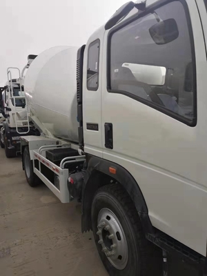 L'annuncio pubblicitario di bassa potenza di HOWO 3cbm 5M3 trasporta l'auto su autocarro 4x2 che carica il camion della betoniera