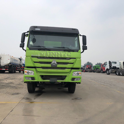 L'annuncio pubblicitario di bassa potenza di HOWO Euro2 Euro4 trasporta il camion cisterna su autocarro del combustibile derivato del petrolio di 8x4 38000L