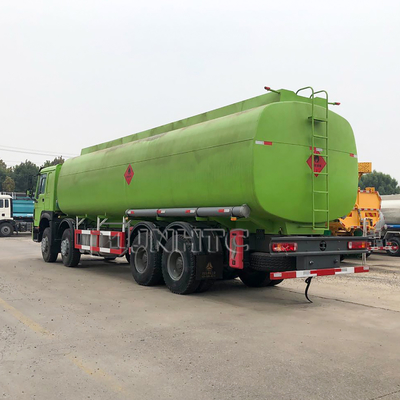 L'annuncio pubblicitario di bassa potenza di HOWO Euro2 Euro4 trasporta il camion cisterna su autocarro del combustibile derivato del petrolio di 8x4 38000L