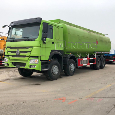 L'annuncio pubblicitario di bassa potenza di HOWO Euro2 Euro4 trasporta il camion cisterna su autocarro del combustibile derivato del petrolio di 8x4 38000L