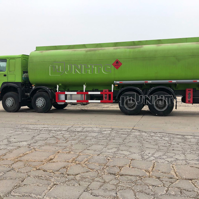 L'annuncio pubblicitario di bassa potenza di HOWO Euro2 Euro4 trasporta il camion cisterna su autocarro del combustibile derivato del petrolio di 8x4 38000L