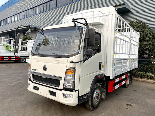 L'annuncio pubblicitario di bassa potenza di Sinotruk Howo 4x2 trasporta il palo su autocarro leggero 5-10T del camion del carico