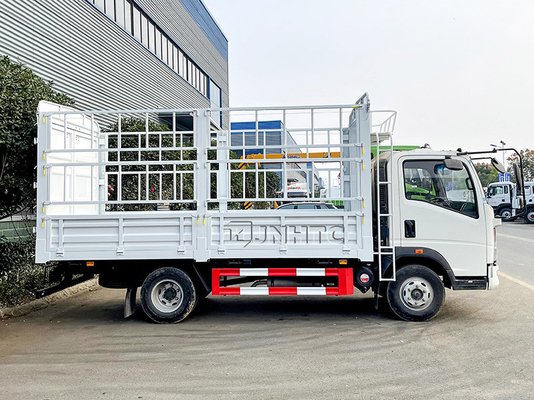 L'annuncio pubblicitario di bassa potenza di Sinotruk Howo 4x2 trasporta il palo su autocarro leggero 5-10T del camion del carico