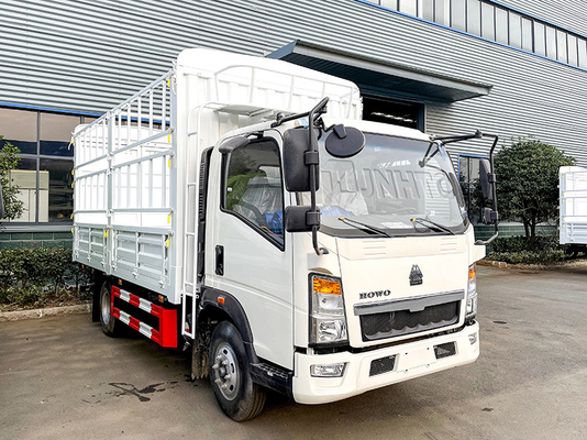 L'annuncio pubblicitario di bassa potenza di Sinotruk Howo 4x2 trasporta il palo su autocarro leggero 5-10T del camion del carico