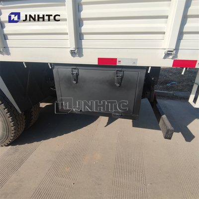 Camion militare bianco 4X4 di HOWO per il soldato Transport